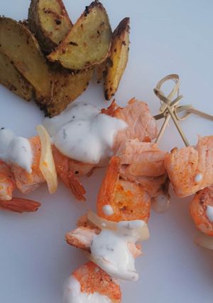 Una foto de Cena de veranoBrochetas de gambas y salmón