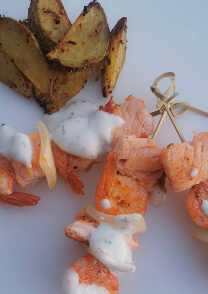 Una foto de Cena de veranoBrochetas de gambas y salmón