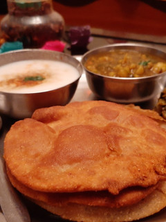 बेडमी पूरी और चटपटी आलू की सब्जी (Bedmi puri aur chatpati aloo ki sabzi recipe in hindi) रेसिपी मुख्य फोटो
