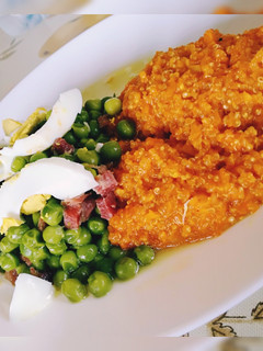 Una foto de Guisantes con jamón y huevo con quinoa con cebolla en salsa de tomate casera