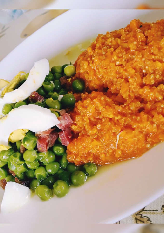 Una foto de Guisantes con jamón  y huevo con quinoa con cebolla en salsa de tomate casera