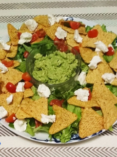 Una foto de Ensalada con nachos y guacamole