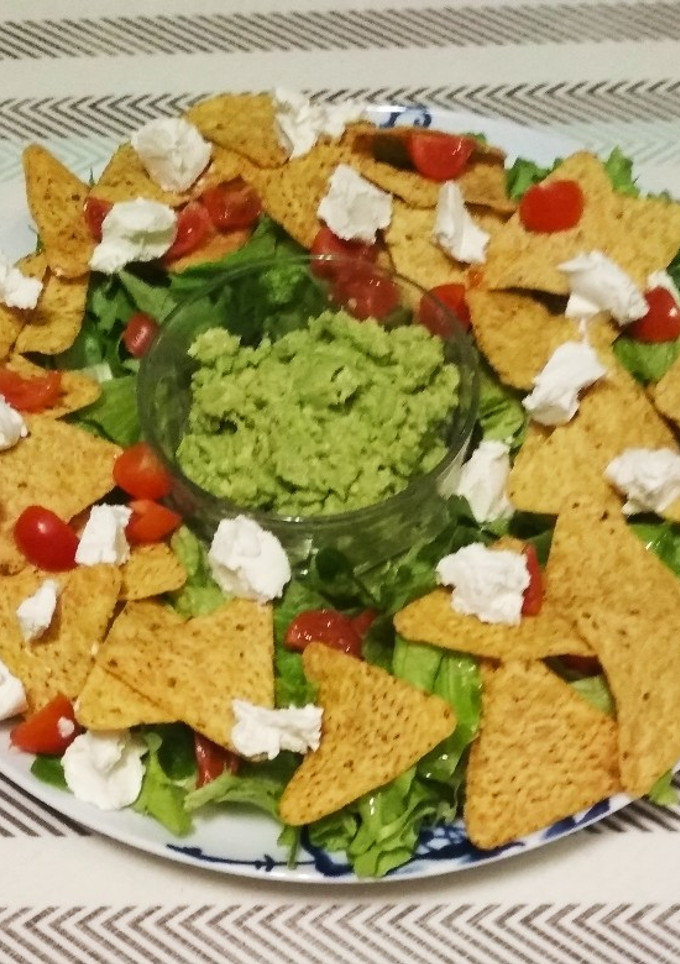 Una foto de Ensalada con nachos y guacamole