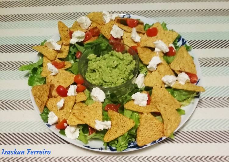 Ensalada con nachos y guacamole