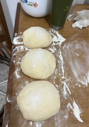 Una foto de Pizza Casera con Levadura y Leche