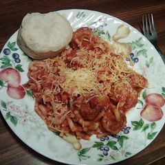 A picture of Macaroni and meatballs.