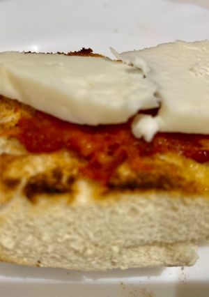 Una foto de Tosta de queso y sobrasada