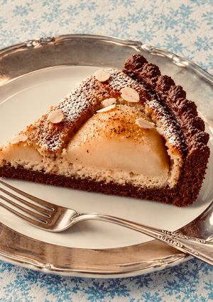 Una foto de Tarta de peras, cacao y almendras