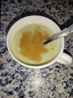 Una foto de Matcha latte con canela