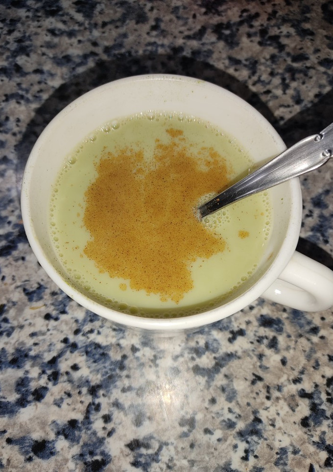 Una foto de Matcha latte con canela
