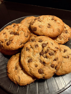Una foto de Cookies de chispas de chocolate rellenas de Nutella facilísimas!