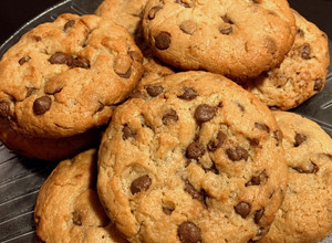 Una foto de Cookies de chispas de chocolate rellenas de Nutella facilísimas!