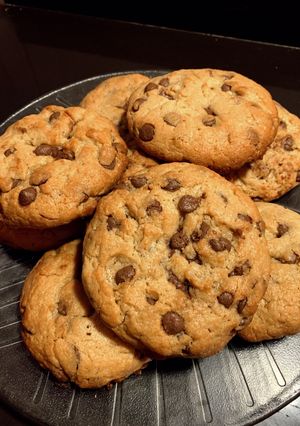 Una foto de Cookies de chispas de chocolate rellenas de Nutella facilísimas!
