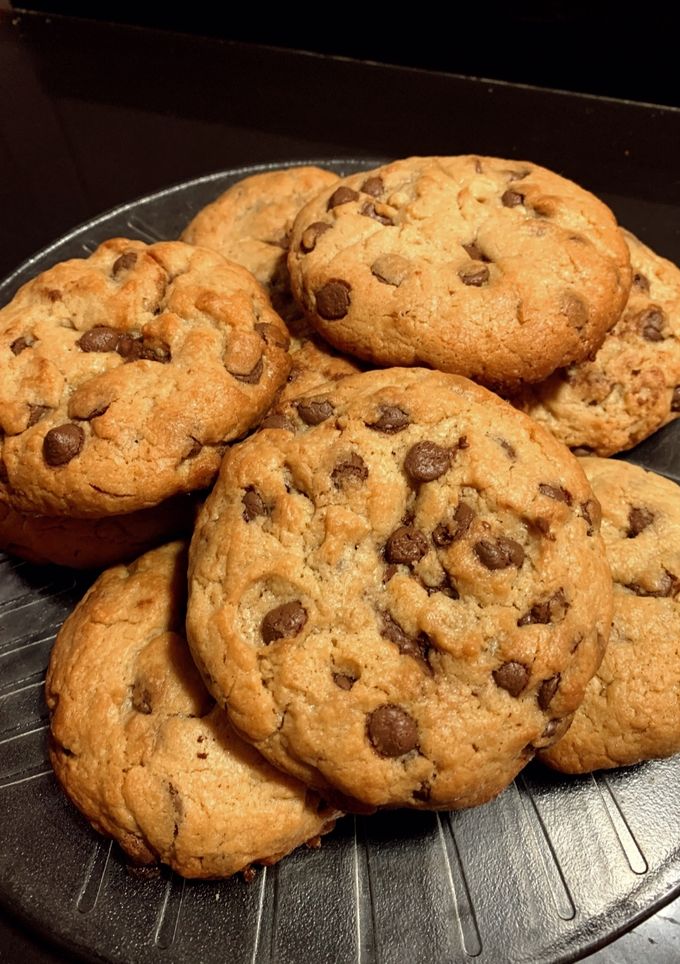 Una foto de Cookies de chispas de chocolate rellenas de Nutella facilísimas!