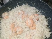 Una foto de camarones a la mantequilla