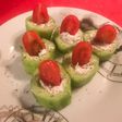 Pepino relleno de queso con hierbas provenzales y tomate cherry