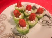 Una foto de tomates cherry y pepino