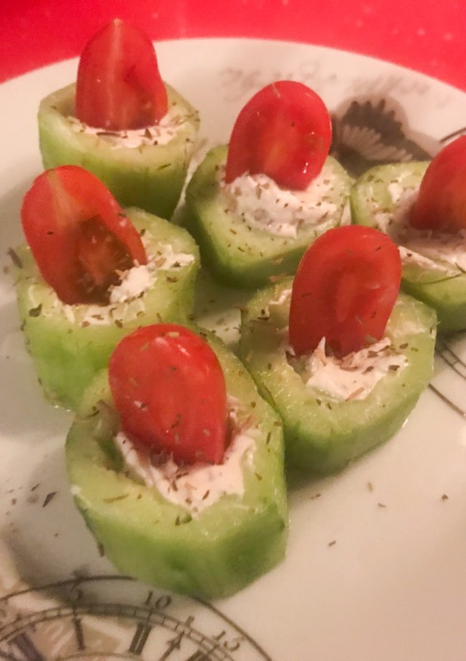 Una foto de Pepino relleno de queso con hierbas provenzales y tomate cherry