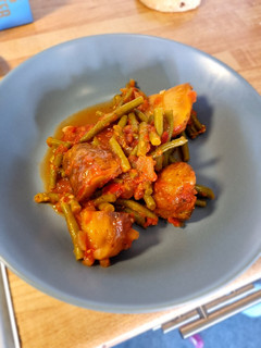 A picture of Green beans in tomato sauce.