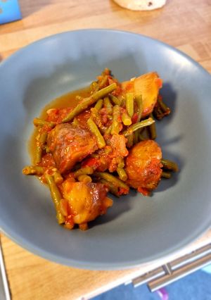 A picture of Green beans in tomato sauce.