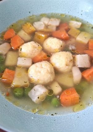 Zöldsègleves krumpligombóccal recept fotója