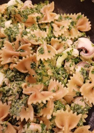 Foto di Farfalle integrali al pesto cremoso di rucola e misto mare
