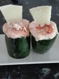 Una foto de Calabacín con salsa de queso y paté