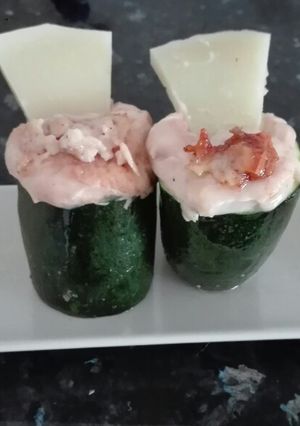 Una foto de Calabacín con salsa de queso y paté