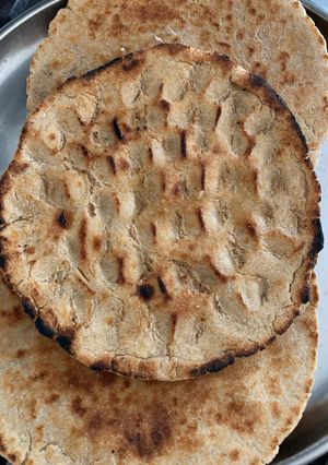 ભાખરી (Bhakhri Recipe In Gujarati) રેસીપી મુખ્ય ફોટો