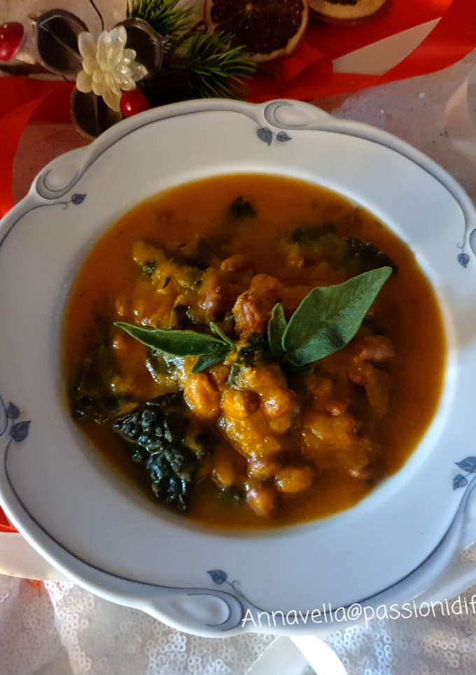 Foto di Vellutata di zucca, patata americana, cavolo nero e fagioli
