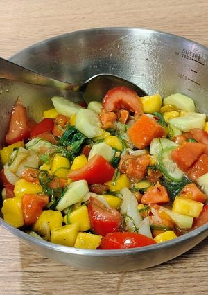 Una foto de Ensalada wakame con bacalao ahumado, papaya y mango