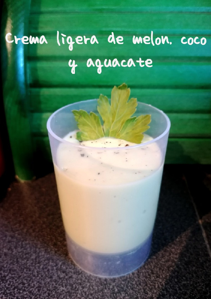 Una foto de Crema ligera de melón, coco y aguacate