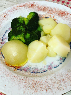Una foto de Brócoli con patatas y cebolla hervido y aliñado con Vidalim