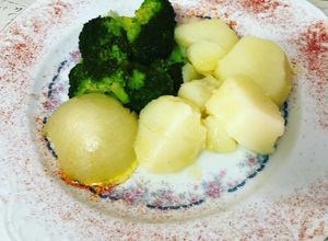 Una foto de Brócoli con patatas y cebolla hervido y aliñado con Vidalim