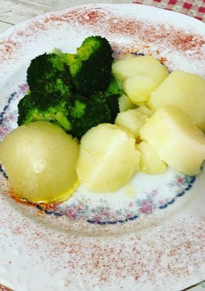 Una foto de Brócoli con patatas y cebolla hervido y aliñado con Vidalim