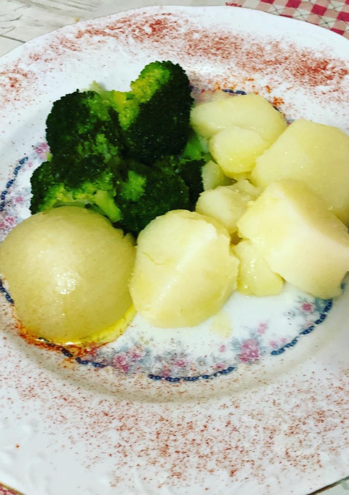 Una foto de Brócoli con patatas y cebolla hervido y aliñado con Vidalim