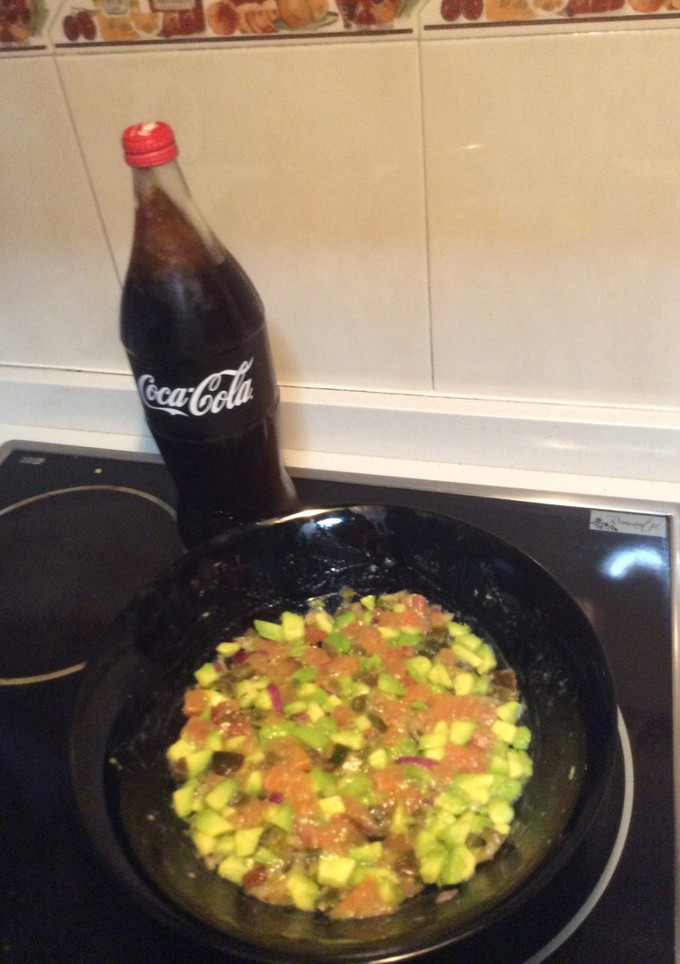 Una foto de Tartar de aguacate y salmón