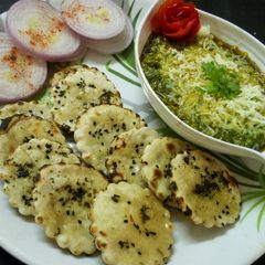 A picture of Cheesy Malai palak curry.