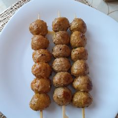 A picture of Chicken balls skewer.