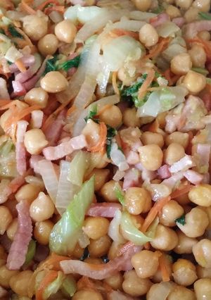 Una foto de Salteado oriental con ropa vieja y beicon (fusión y aprovechamiento)