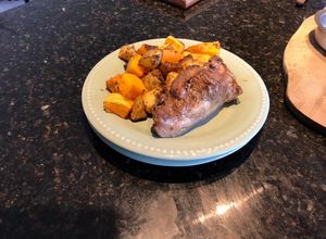 Una foto de Pierna de Cordero al horno con papas al romero