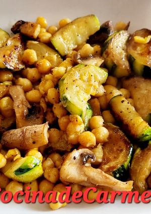 Una foto de Salteado de calabacín con garbanzos y champiñones