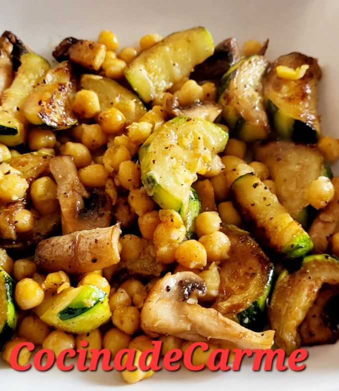 Foto principal de Salteado de calabacín con garbanzos y champiñones
