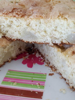 Una foto de Torta de coco y peras