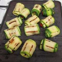 Una foto de Rápidos rollitos de zucchini rellenos de espinaca y ricota