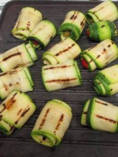 Una foto de Rápidos rollitos de zucchini rellenos de espinaca y ricota