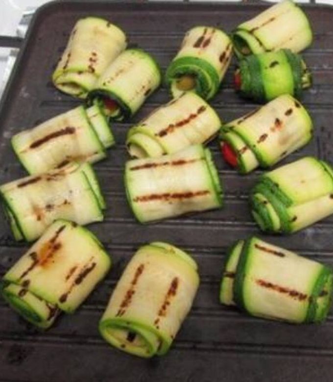 Una foto de Rápidos rollitos de zucchini rellenos de espinaca y ricota