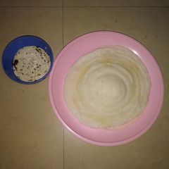 A picture of Dosa and chutney.