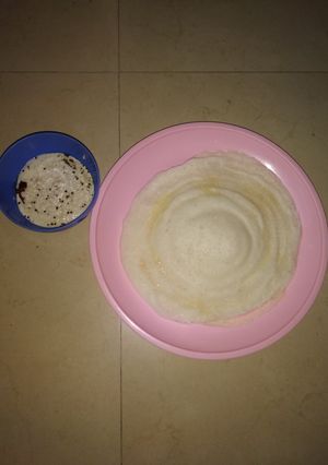 A picture of Dosa and chutney.