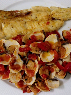 Una foto de Merluza a la plancha y almejas a la marinera
